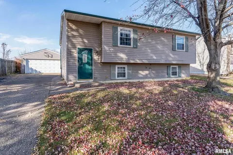 1312 Emerald Dr, Davenport, IA 52804