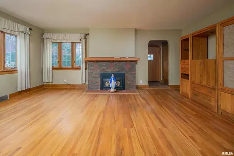 Living - 2911 25th Ave, Moline, IL 61265 photo 1 of 4