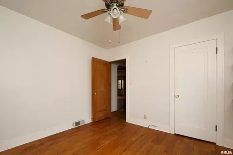 Bedroom - 2911 25th Ave, Moline, IL 61265 photo 4 of 7
