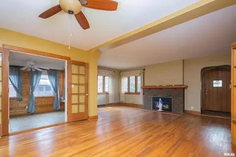 Living - 2911 25th Ave, Moline, IL 61265 photo 4 of 4