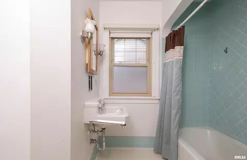 Bath - 2911 25th Ave, Moline, IL 61265 photo 1 of 5