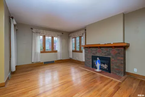 Living - 2911 25th Ave, Moline, IL 61265 photo 2 of 4