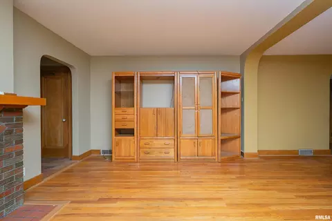 Living - 2911 25th Ave, Moline, IL 61265 photo 3 of 4