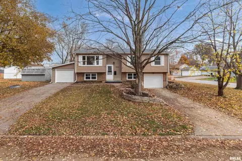 3205 Candlewick Dr, Bettendorf, IA 52722