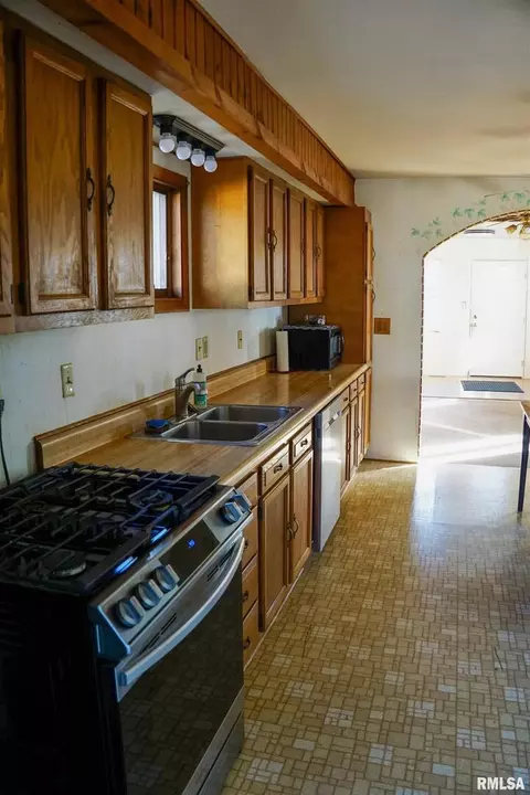 811 Birch St, Kewanee, IL 61443 photo 5