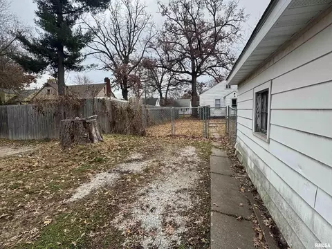 Exterior - 1639 33rd St, Moline, IL 61265 photo 3 of 5