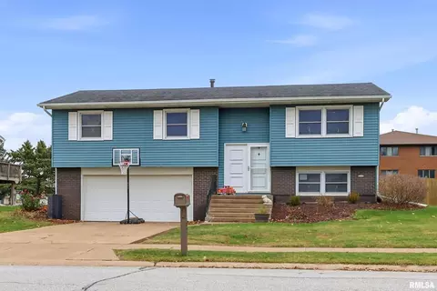 3309 Winston Dr, Bettendorf, IA 52722