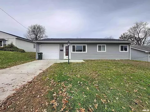 1336 W 38th Pl Pl, Davenport, IA 52806