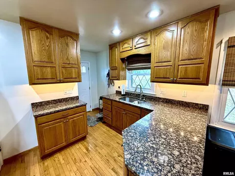 2003 19th St, Moline, IL 61265 photo 4
