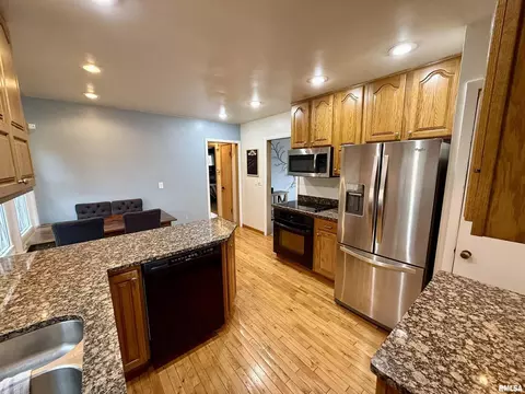 2003 19th St, Moline, IL 61265 photo 3