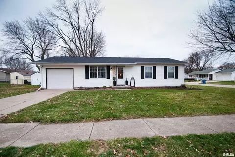563 W Price St, Eldridge, IA 52748