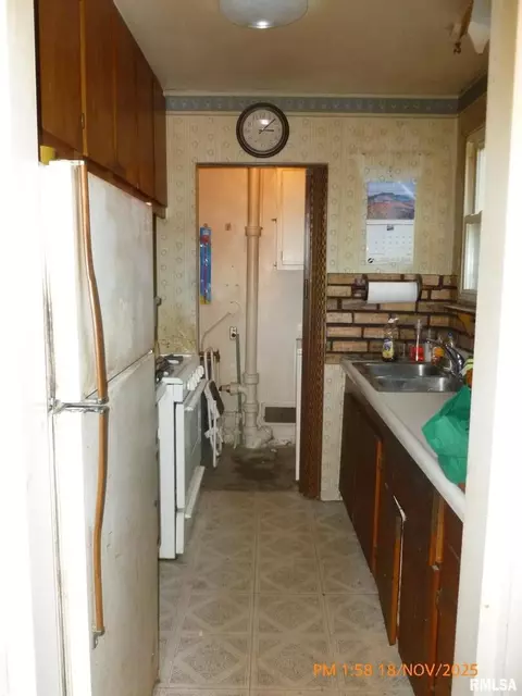 Entry Way - 3703 13th Ave, Moline, IL 61265 photo 2 of 3