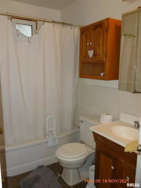 Bath - 3703 13th Ave, Moline, IL 61265 photo 1 of 1