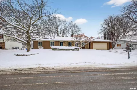 22 Oakbrook Dr, Bettendorf, IA 52722