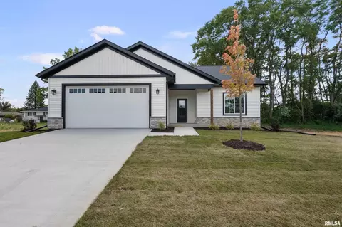 4730 Willow Cir, Davenport, IA 52806