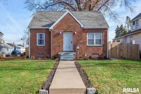 1725 Wilkes Ave, Davenport, IA 52804