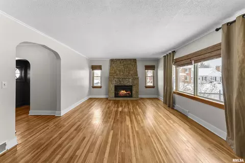 2434 29th St, Moline, IL 61265 photo 5