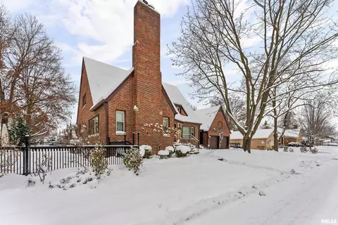 2434 29th St, Moline, IL 61265 photo 4