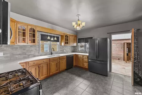 2434 29th St, Moline, IL 61265 photo 9
