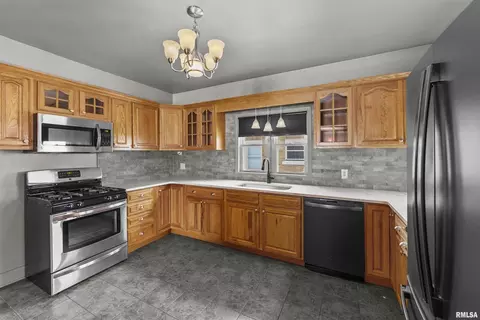 2434 29th St, Moline, IL 61265 photo 8