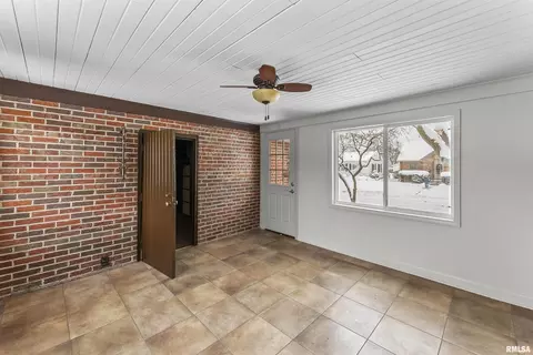 2434 29th St, Moline, IL 61265 photo 24