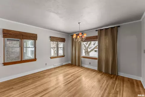 2434 29th St, Moline, IL 61265 photo 6