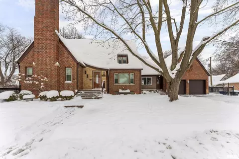 2434 29th St, Moline, IL 61265