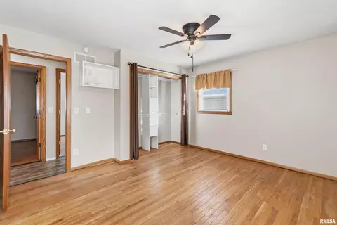 305 W Spring St, Eldridge, IA 52748 photo 12