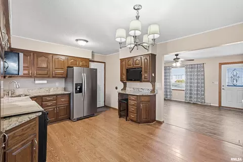305 W Spring St, Eldridge, IA 52748 photo 6