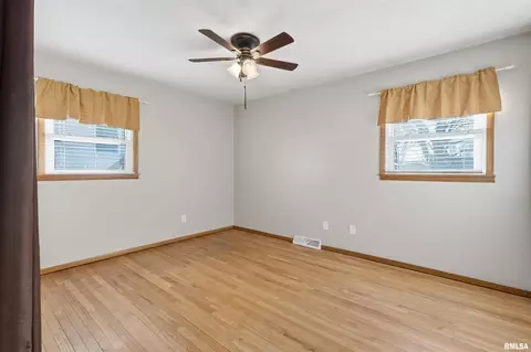 305 W Spring St, Eldridge, IA 52748 photo 11