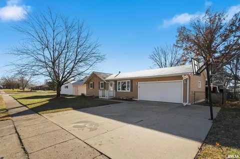 305 W Spring St, Eldridge, IA 52748 photo 2