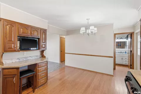 305 W Spring St, Eldridge, IA 52748 photo 7