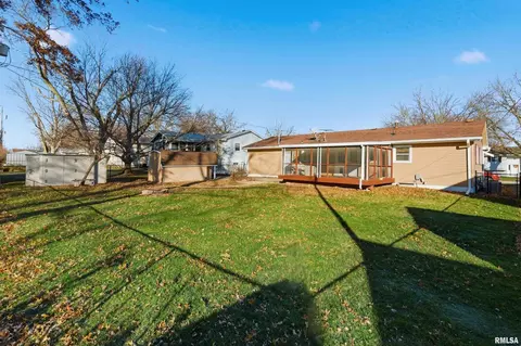 305 W Spring St, Eldridge, IA 52748 photo 23