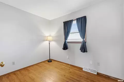 305 W Spring St, Eldridge, IA 52748 photo 9
