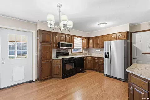 305 W Spring St, Eldridge, IA 52748 photo 5
