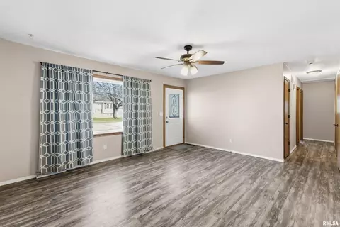 305 W Spring St, Eldridge, IA 52748 photo 3