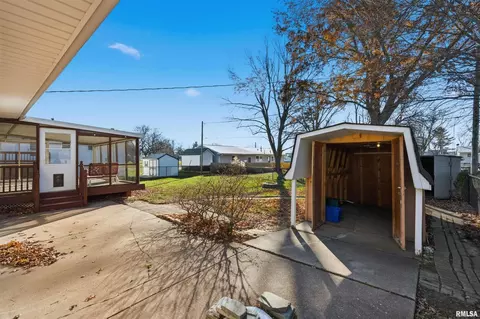 305 W Spring St, Eldridge, IA 52748 photo 24
