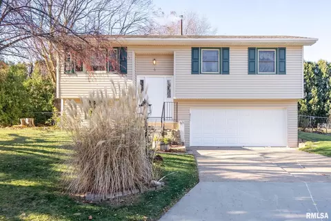 4 Manor Ct, Eldridge, IA 52748