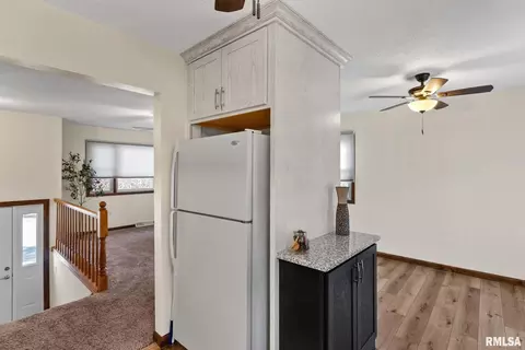 4 Manor Ct, Eldridge, IA 52748 photo 8