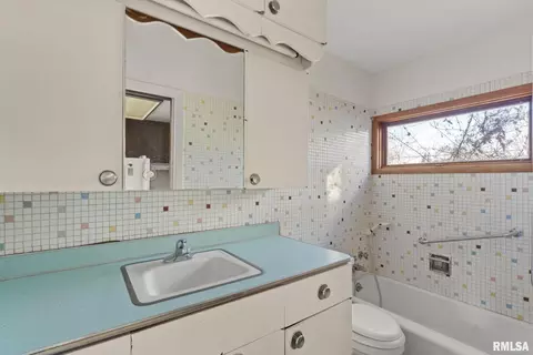 Bath - 2709 16th St, Moline, IL 61265 photo 3 of 4