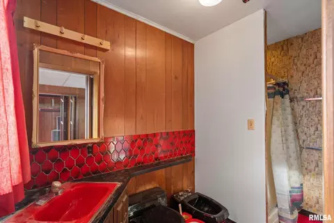 Bath - 2709 16th St, Moline, IL 61265 photo 4 of 4