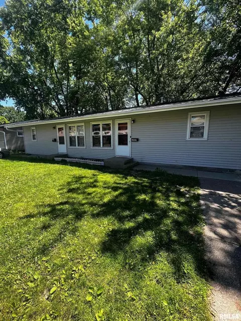 2601 Magnolia Dr, Bettendorf, IA 52722