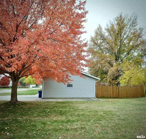 Exterior - 612 N 5th Pl, Eldridge, IA 52748 photo 1 of 3