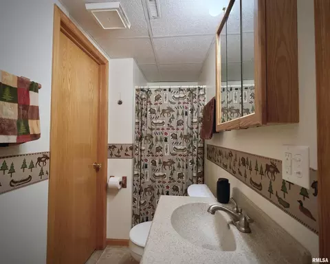 Bath - 612 N 5th Pl, Eldridge, IA 52748 photo 2 of 2