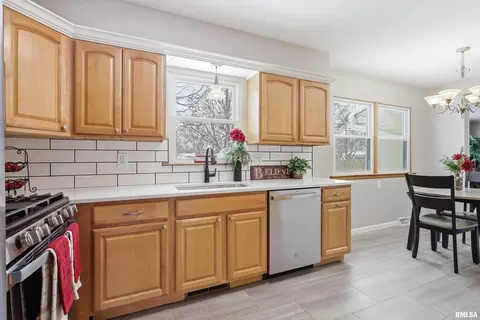 1840 37th St, Moline, IL 61265 photo 10