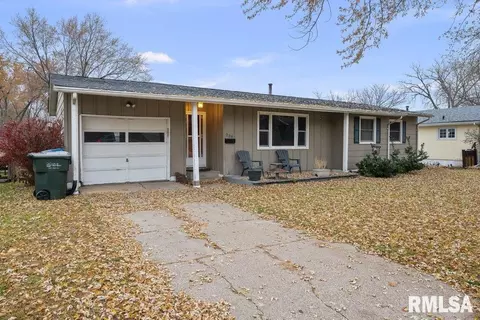 238 Colony Dr, Davenport, IA 52806