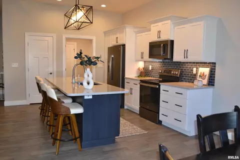 Kitchen - 4605 Bellevue Dr, Springfield, IL 62711 photo 2 of 4
