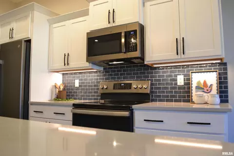 Kitchen - 4605 Bellevue Dr, Springfield, IL 62711 photo 3 of 4