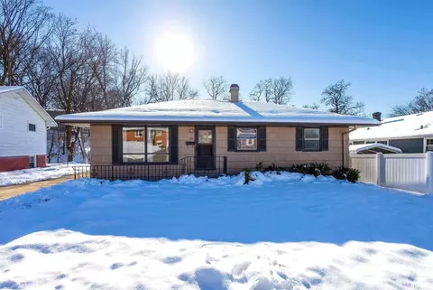 809 Cimarron Dr, Davenport, IA 52804