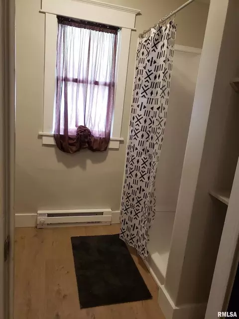 Bath - 212 44th St, Moline, IL 61265 photo 2 of 3